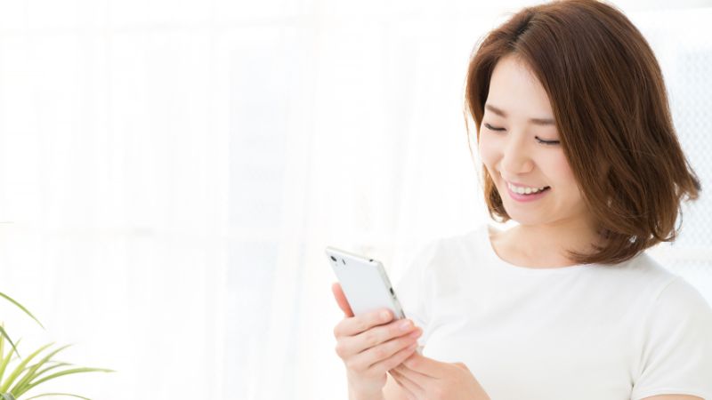 スマホで検索する女性