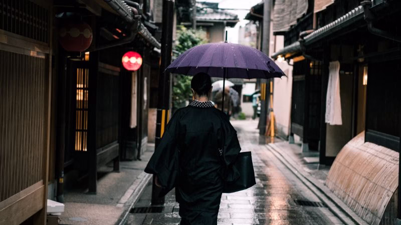 雨天の着物女性